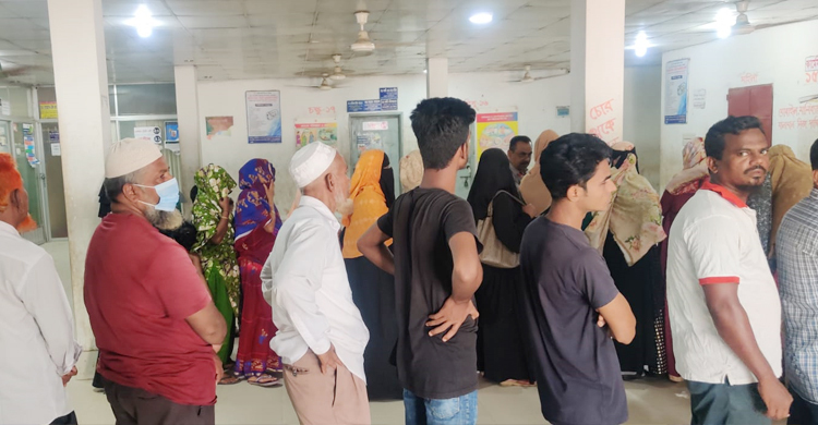 হাসপাতালে ডাক্তার অনুপস্থিত, রোগীদের হইচই