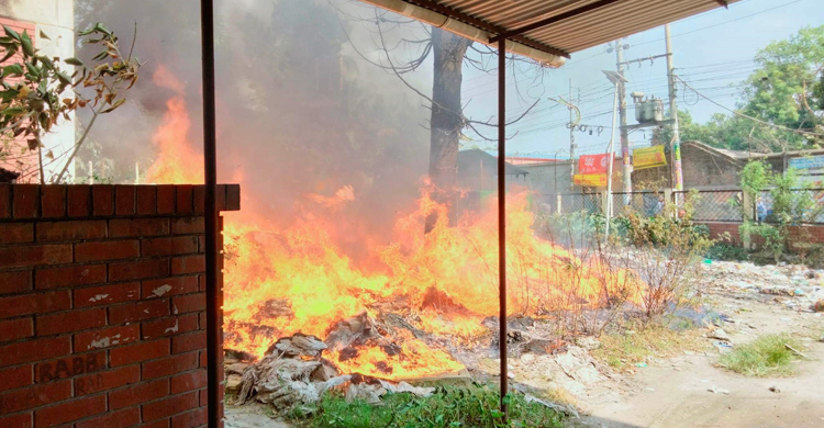 নারায়ণগঞ্জ ৩০০ শয্যার হাসপাতালে আগুন