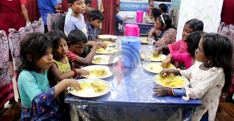 শুক্রবার ২ শতাধিক মানুষ বিনামূল্যে খাবার পান মাহিমা রেস্টুরেন্টে