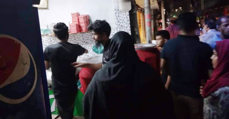 গ্যাস না থাকায় চুলা জ্বলেনি ঘরে, খাবারের হোটেলে ভিড়