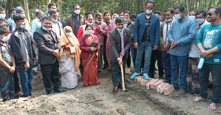 সেই ঝুরমান বেওয়ার জন্য নির্মাণ হচ্ছে ঘর