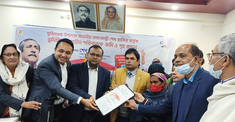 ‘বঙ্গবন্ধুর বেটি বিনামূল্যে ঘর দিছে, মুই মনখুলি দোয়া করুম’