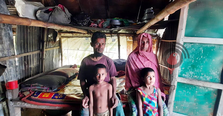 প্রতিবেশীর গোয়ালঘরে স্ত্রী-সন্তান নিয়ে কামরুলের সংসার