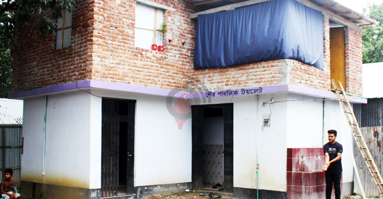 পাবলিক টয়লেটের ওপর বসতঘর!