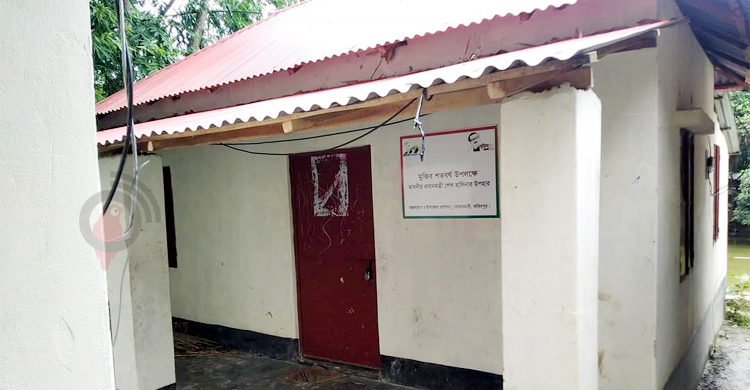 আশ্রয়ণের ঘরে জুয়ার আসর, অসামাজিক কার্যকলাপের অভিযোগ