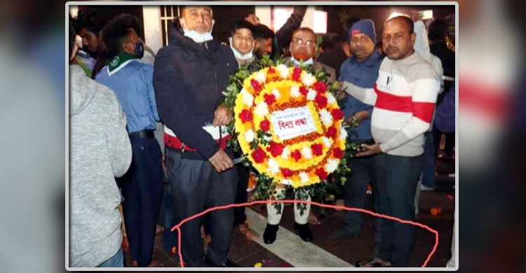 জুতা পায়ে শহীদ মিনারে