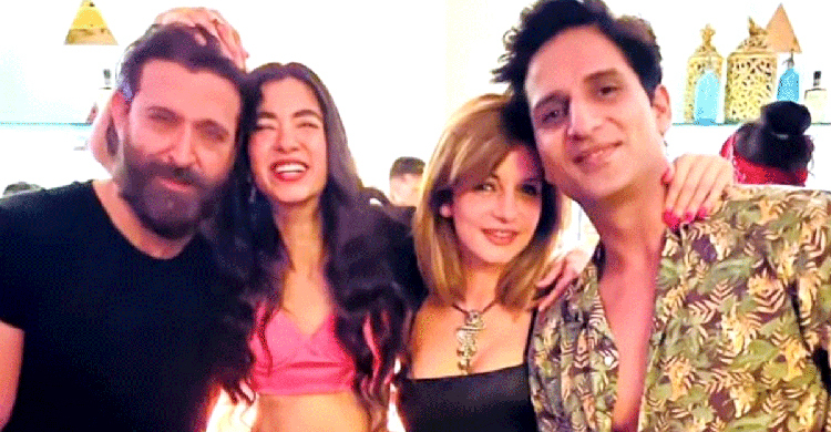 এক পার্টিতে প্রেমিকা নিয়ে হৃতিক, প্রেমিকসহ সাবেক স্ত্রী