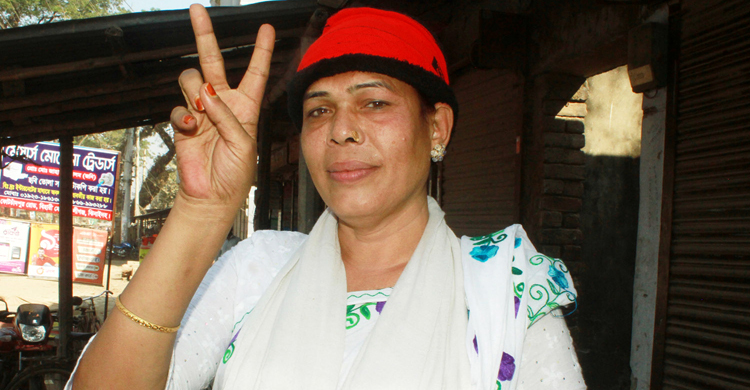 শপথ নিলেন তৃতীয় লিঙ্গের প্রথম ইউপি চেয়ারম্যান