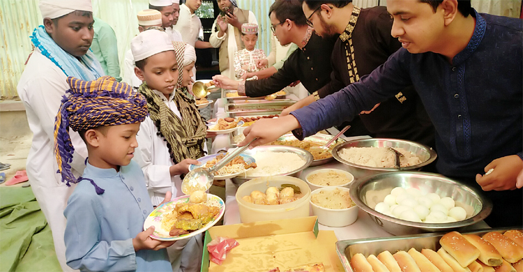 বুফেতে ২৫ আইটেমের খাবার খেলো এতিমখানার ছাত্ররা