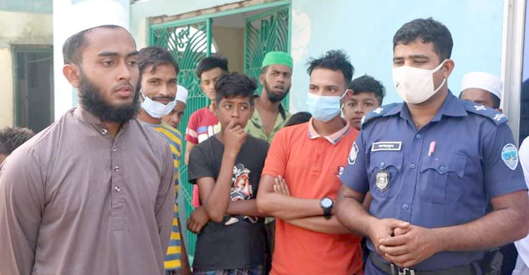 তরুণীর সঙ্গে আপত্তিকর অবস্থায় ধরা ইমাম