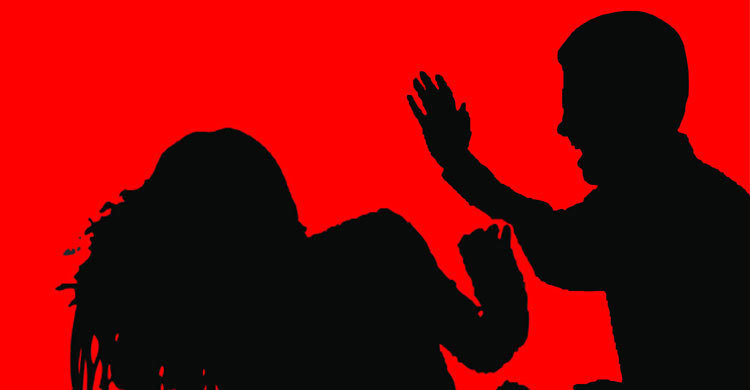 যৌতুকের জন্য গৃহবধূর মুখ থেঁতলে দিল স্বামী