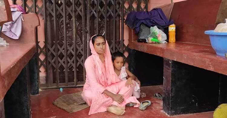 স্বামীকে ফিরে পেতে সন্তান নিয়ে অনশনে স্ত্রী