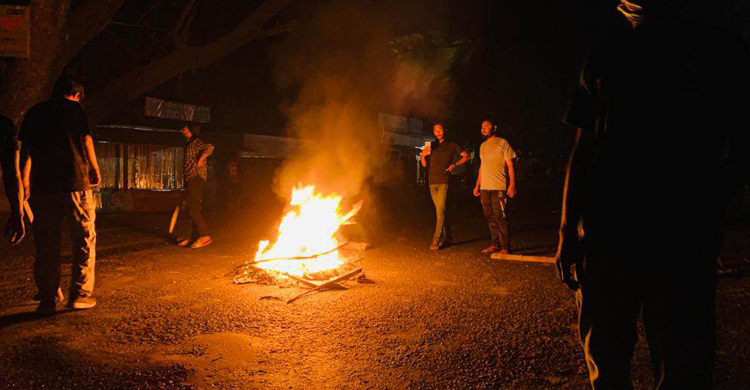 দাবি মেনে নেওয়ার আশ্বাসে ইবি শিক্ষার্থীদের অবরোধ প্রত্যাহার