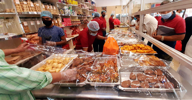 পুরান ঢাকার আনন্দ বেকারির ইফতারের কদর কমেনি