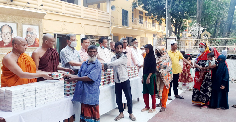 দিনে ২০০ রোজাদারকে ইফতার করায় বৌদ্ধ মন্দির