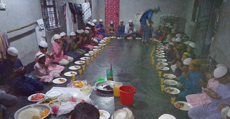 রমজানে ৪০ মাদরাসায় ইফতার করিয়েছেন এক শিক্ষক