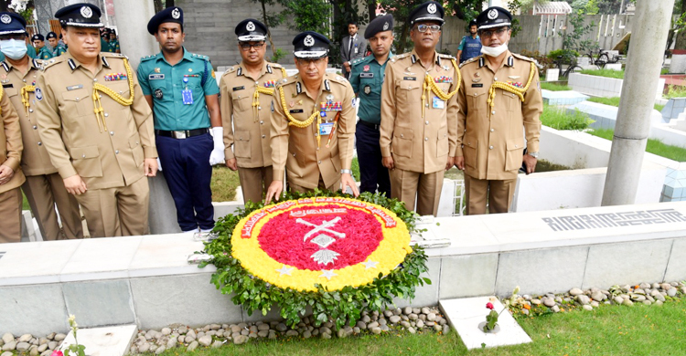 বঙ্গবন্ধুর সমাধিতে নতুন আইজিপির শ্রদ্ধা