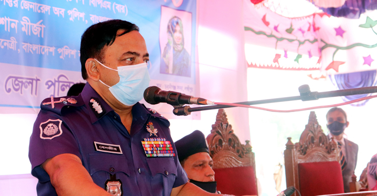 সোশ্যাল মিডিয়ার প্রশংসায় আইজিপি