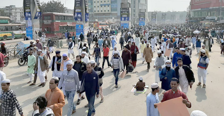 জুমার নামাজে শরিক হতে তুরাগ তীরে মুসল্লিদের ঢল