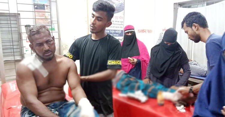 বিবাহবিচ্ছেদে ক্ষুব্ধ হয়ে শ্বশুরকে কুপিয়ে জখম