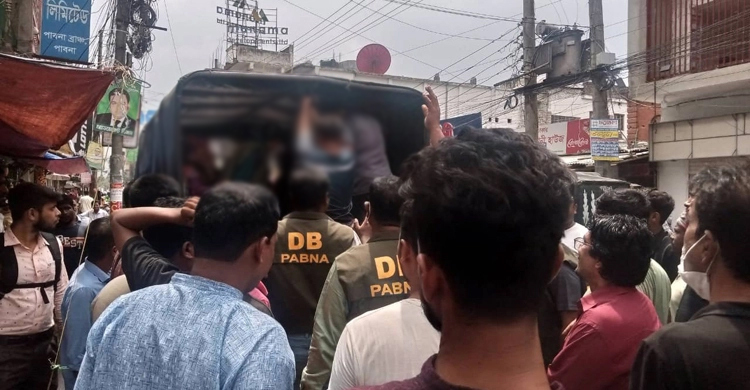 পাবনায় আবাসিক হোটেল থেকে স্কুল-কলেজের ১০ শিক্ষার্থী আটক