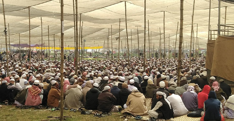 ইজতেমা মাঠে ঠাঁই নেই, ফুটপাতে মুসল্লিদের অবস্থান