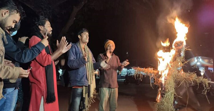 রাবিতে শাবি উপাচার্যের কুশপুতুল দাহ