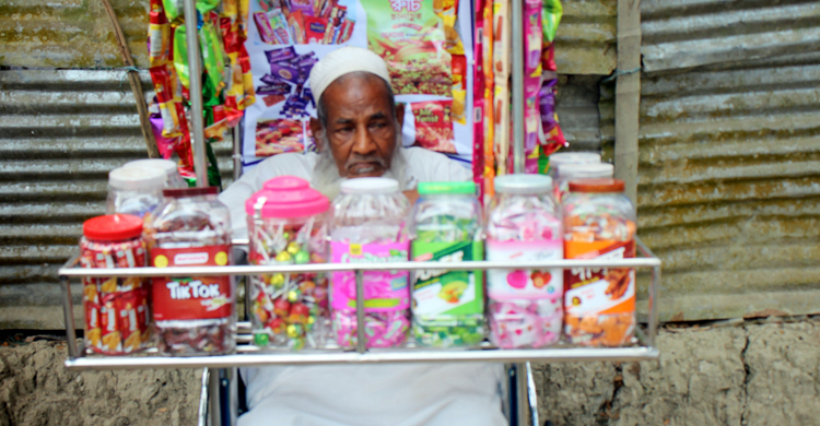 হুইল চেয়ারে ভ্রাম্যমাণ দোকান গড়ে দিলেন যুবলীগ নেতা