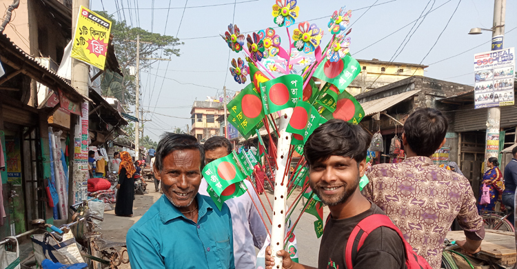 পতাকা নিয়ে ৮ বছর ধরে ছুটছেন দয়াল