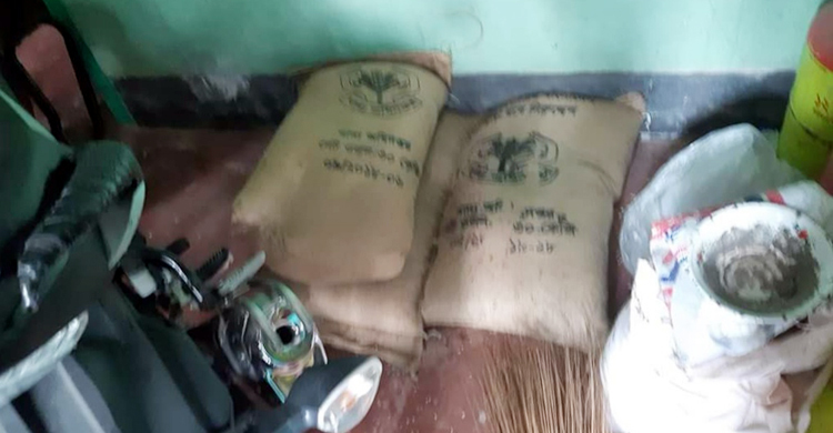 ত্রাণের চাল ঘরে রেখে বিক্রির সময় ধরা পড়লেন আ.লীগ নেত্রী