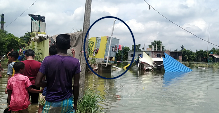 পানির স্রোতে ধসে পড়ল দুটি ভবন, অল্পের জন্য রক্ষা