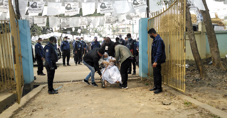 হুইল চেয়ারে এসে ভোট দিলেন তিনি