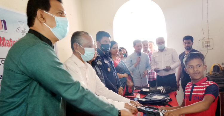 হাসি ফুটলো শতাধিক শিশুর মুখে