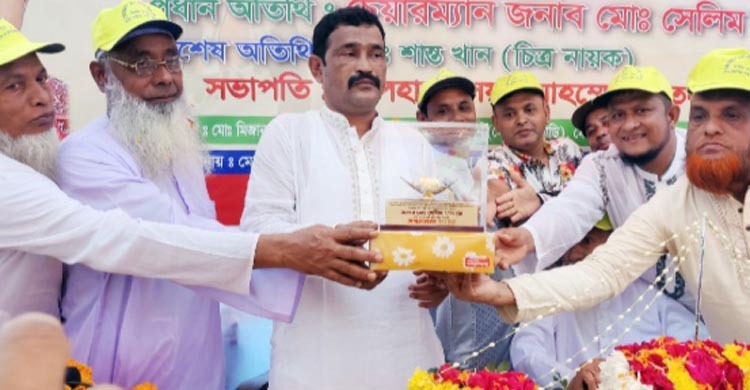 ‘বংশের শ্রেষ্ঠ সন্তান’ আখ্যা দিয়ে চেয়ারম্যানকে সোনার নৌকা উপহার