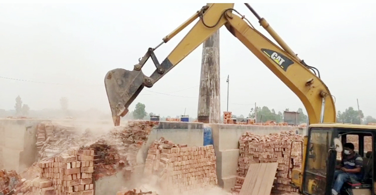 গাজীপুরে ৯ অবৈধ ইটভাটা গুঁড়িয়ে দিয়েছে প্রশাসন