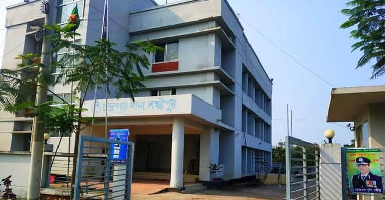 দরজা ভেঙে রুমে ঢুকে স্কুলছাত্রীর মরদেহ উদ্ধার করল পুলিশ