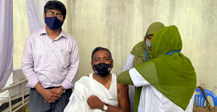 দ্বিতীয় ডোজের টিকা নিলেন কাদের মির্জা