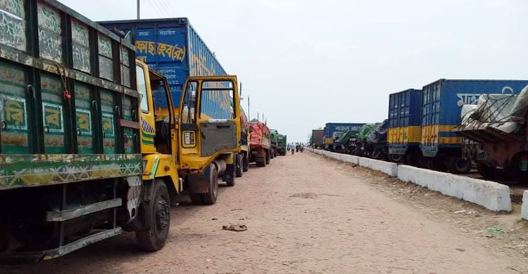 পদ্মায় বেড়েছে গাড়ির চাপ, বাড়ছে ফেরিও