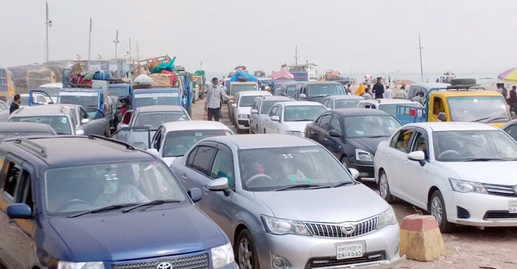 শিমুলিয়াঘাটে ঘরমুখো মানুষের চাপ