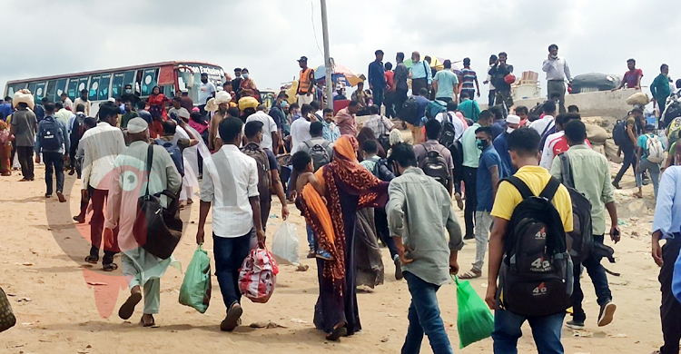 ঘাটে নেমেই গুনতে হচ্ছে অতিরিক্ত ভাড়া