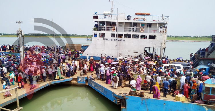 বাংলাবাজার ঘাটে উভয়মুখী যাত্রীর চাপ