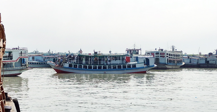 ফেরির পর পদ্মায় চলছে লঞ্চ