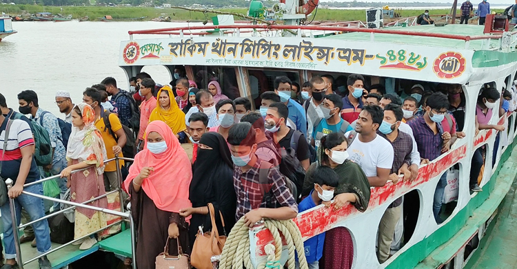 ফেরিতে চাপ কমলেও লঞ্চে উপচেপড়া ভিড়