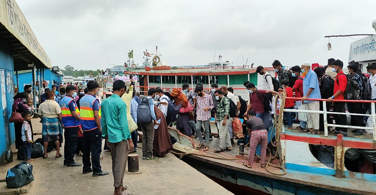 শিমুলিয়াঘাটে লঞ্চের ধাক্কায় কর্মচারী নিহত
