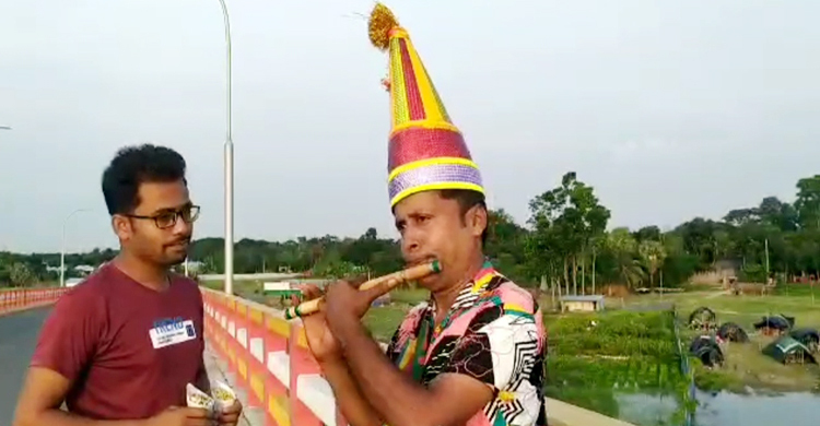 বাঁশির সুরে চানাচুর বেচে সংসার চলে সানির