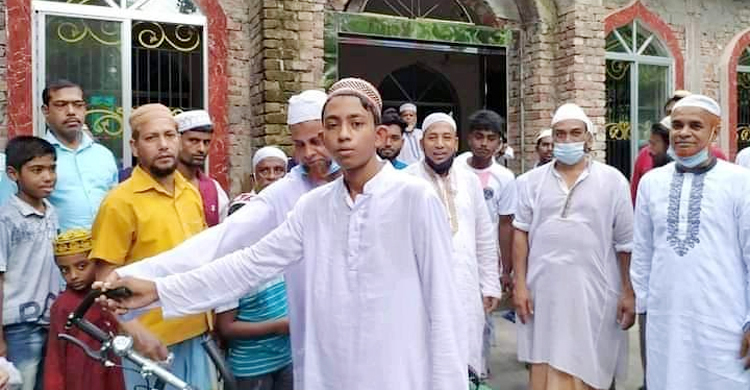 টানা ৪০ দিন নামাজ পড়ে সাইকেল পেলো কিশোর