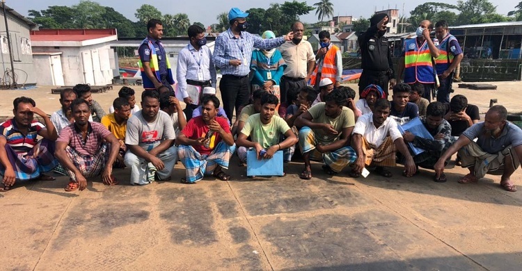 চাঁদপুরে অভিযান: ১২ লাখ টাকা জরিমানা, ২৯ ড্রেজার-বাল্কহেড জব্দ