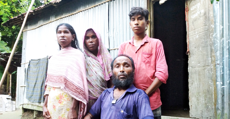 প্রতিবন্ধী মেয়ের ভিক্ষার টাকায় চলে ৫ সদস্যের পরিবার