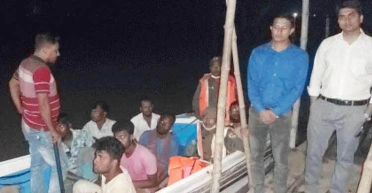 পদ্মায় মা ইলিশ ধরতে নেমে জরিমানা গুনলেন ৯ জেলে