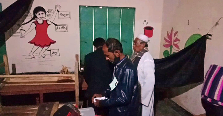 নৌকায় প্রকাশ্যে সিল মারাকে কেন্দ্র করে সংঘর্ষ, আহত ১০